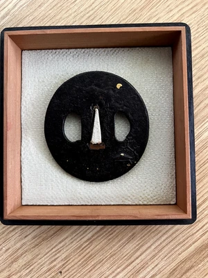 Wakizashi tsuba japonés de mediados a finales del período Edo con relieve/incrustación trabajo gansos lunares Foto 1 de 4
