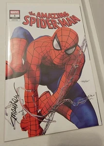 AMAZING SPIDER-MAN #1 TRADE VARIANT COVER! SIGNED BY MIKE MAYHEW W/ COA - Picture 1 of 2