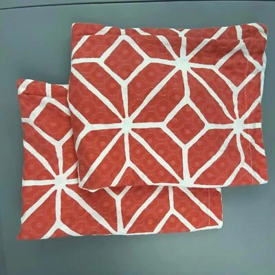 Capas de travesseiro decorativas geométricas chiques coral e branco Trina Turk - Conjunto de 2 - Imagem 1 de 4