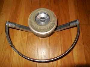Centro del volante Ford Fairlane 1967 original usado con anillo C7OA-13A800-B - Imagen 1 de 7