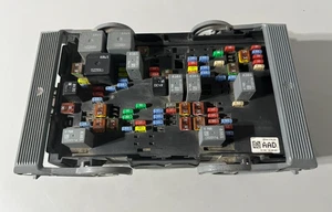 Chevrolet Silverado GMC Sierra 2010-2013 módulo de caja de relé de fusibles de motor 25941370 - Imagen 1 de 8