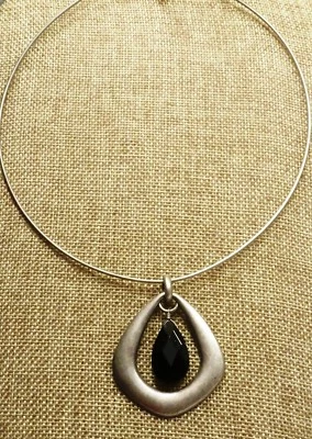 A55) Collar colgante en tono peltre y negro de Lia Sophia Foto 1 de 3