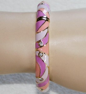 Armspange mit Bemalung in Violett, Orange und Pink sowie weißen Strasssteinchen