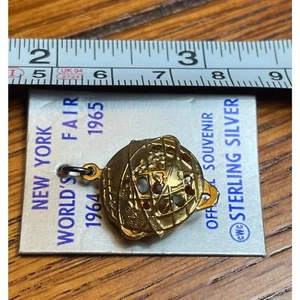 1964 world fair NYC, official souvenir, charm, gold Painted, sterling silver - Picture 1 of 2