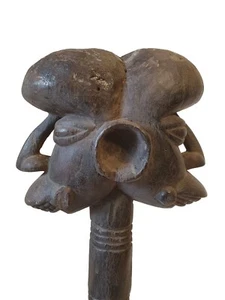 Figura de maternidad femenina de madera fina con cara de Jano de Ake-Ievbe. Raro, antiguo, usado. Nigeria - Imagen 1 de 23
