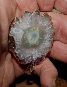 SCHÖNER AMETHYST / QUARZ TROPFSTEIN ANHÄNGER; OHNE KETTE; VERGOLDETER BALLEN - Bild 1 von 2
