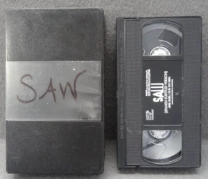Saw 2005 SPANISH Subtitles Lions Gate Home VTG Horror VHS Cassette Tape 16590 - Picture 1 of 11