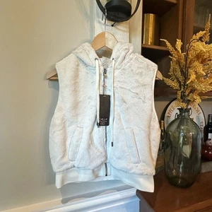 Neu mit Etikett Calia by Carrie Underwood cremefarbene Weste mit Kunstfellkapuze Small kuschelig Plüsch NEU - Bild 1 von 14