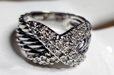 Anillo cruzado con cable de diamantes de ley de oro blanco de 18 quilates David Yurman tamaño 5,75 Foto 1 de 4