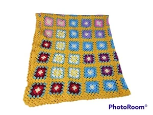 Vintage gehäkelte Schoßdecke Überwurf Granny Squares senfgelb Blumen - Bild 1 von 3