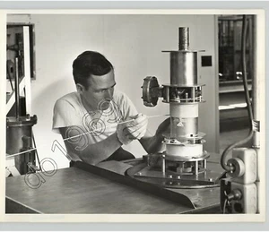 Científico con TUBOS KLYSTRON para laboratorios Hansen, Stanford U. Foto de prensa 1959 - Imagen 1 de 2