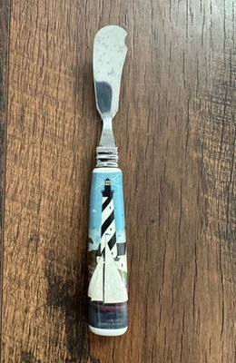 Cuchillo de mantequilla Warren Kimble esparcidor de acero inoxidable diseño de motivo de faro Foto 1 de 4