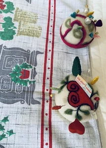 Vintage  Tablecloth  &  Pincushions  5  item  set - Picture 1 of 7