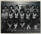 1977 Press Photo Fred Heinlen coaches Shaker Heights Ohio Basketball team.