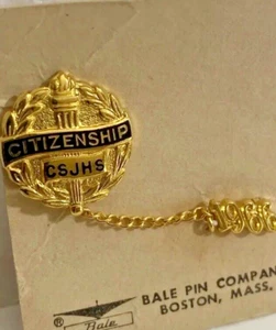 Vintage 1966 Bale goldfarbene Anstecknadel Staatsbürgerschaft Stockton Jr. High School Kette auf Karte - Bild 1 von 2