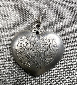 Vintage Kirk Stieff graviertes Zinn Herz Halskette Chrysanthemenmuster 16 Zoll - Bild 1 von 4