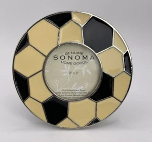 Marco de fotos de balón de fútbol esmaltado Sonoma Home Goods 1,5"x1,5" - Imagen 1 de 3