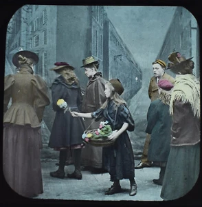 Foto SARAHS ORACIÓN NO2 C1890 Linterna Mágica Diapositiva NIÑO VICTORIANO VENDEDOR DE FLORES - Imagen 1 de 5