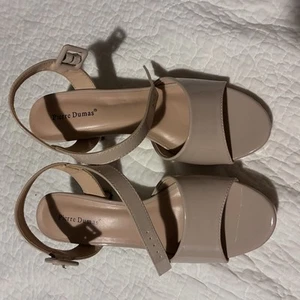 Pierre Dumas Size 8-1/2 Taupe Color Patent Leather - Picture 1 of 6