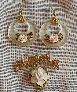Conjunto de joyas de colección 1928 pendientes perforados y broche de lazo porcelana rosas cottagecore - Imagen 1 de 13