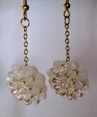 Pendientes colgantes colgantes de cadena iridiscente flor mamá blanca y dorada Foto 1 de 2