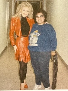 Z1 Photograph 1990 Beautiful Dolly Parton Poses With Fan Red Leather Dress - Picture 1 of 3