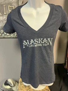 Camiseta pequeña cuello en V de Alaskan Brewing Company azul para damas nueva Juneau 1986 - Imagen 1 de 9
