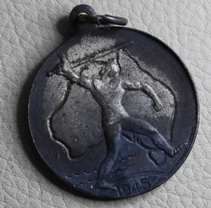 * 1945 VICTORY MEDAL GIVEN TO SCHOOL CHILDREN AT END OF WAR MAKER STOKES #PVY44 - Picture 1 of 6