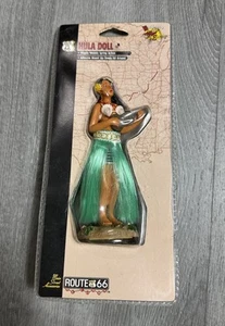 1998 COBBS Route 66 Hawaiian Hula Girl con Ukelele Muñeca tambaleante con falda de hierba - Imagen 1 de 2