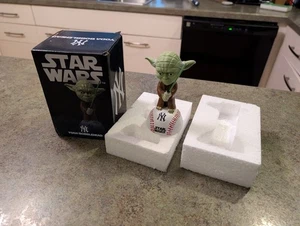 Bobblehead 2022 Star Wars Yoda NY Yankees béisbol 5" nuevo en caja nuevo - Imagen 1 de 8