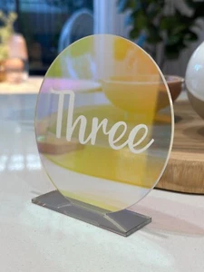 IRIDESCENT TABLE TOP SIGN 125MM CIRCLE | ACRYLIC | PERSONALISED | WEDDING | BOY - Foto 1 di 1