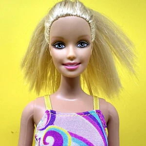 Muñeca Barbie Río de Janeiro Mattel con Cabello Rubio Ojos Azules en Traje de Baño Tie-Dye - Imagen 1 de 24