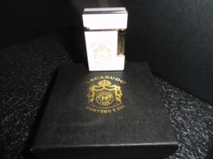 Macanudo Zigarre Taschenfeuerzeug in Präsentationsbox misst 2 1/4"" L x 1 3/8"" W - Bild 1 von 11