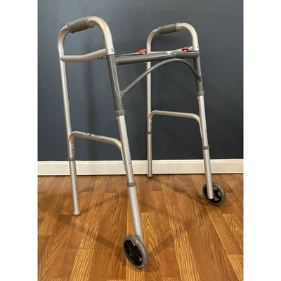 Andador plegable Drive Medical PreserveTech Deluxe de dos botones con ruedas de 5" Foto 1 de 4