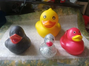 💥 Gummienten 4 seltene Enten!  Ducky Ungetestet Quacksalber Badespielzeug BIN A - Bild 1 von 9