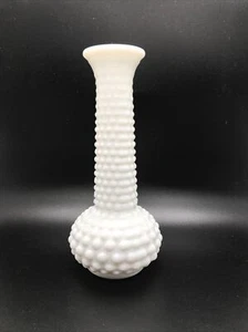 Jarrón EO Brody Co. Blanco Vidrio Leche Hobnail Bud 7.5” De colección Marcado EE. UU. - Imagen 1 de 8