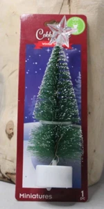 Esquinas de adoquines miniaturas 7"" verde iluminado por LED árbol flocado de nieve con estrella - Imagen 1 de 6
