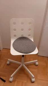 Kinder Schreibtischstuhl von IKEA höhenverstellbar, weiß mit Sitzpolster - Bild 1 von 1