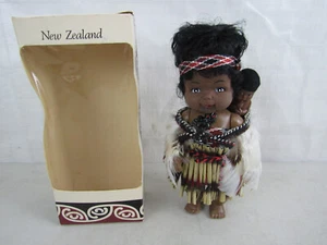 Muñeca de recuerdo vintage de Nueva Zelanda con bebé - nueva caja abierta - Imagen 1 de 12