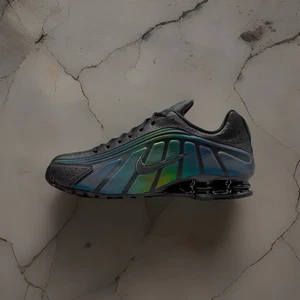 Herren Nike Shox R4 Schuh - Schwarz/Seaweed/Light Lemon Twist/Schwarz - Bild 1 von 8