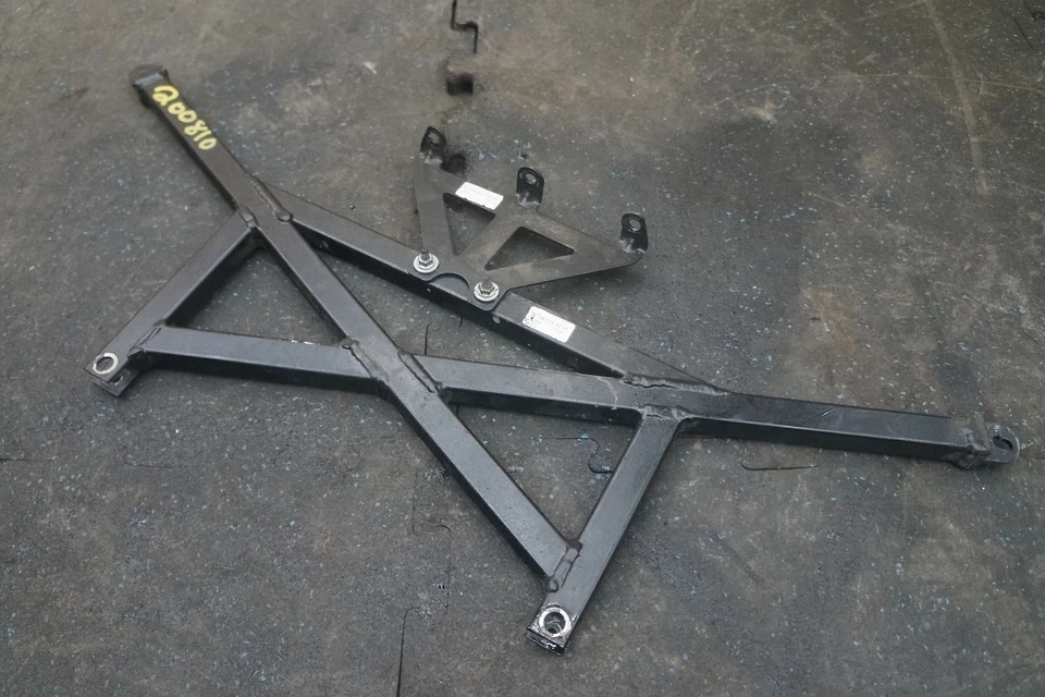 Soporte de refuerzo trasero 1906107300 OEM Mercedes Amg GT GTS 2016 Foto 1 de 4