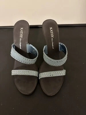 Sandalia con tachuelas de cuña azul Kathy Van Zeeland talla 8 Foto 1 de 4
