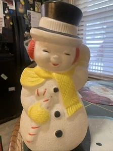 VINTAGE BLASFORM SCHNEEMANN 13 ZOLL SELTENE SCHWARZE MÜTZE, GELBER SCHAL, ROTE OHRENSCHÜTZER. Brauche Stecker. - Bild 1 von 11