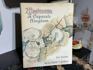 Mushrooms a Separate Kingdom Illus Book Loni Parker 1979 HCDJ 1st Ed 1st Print - Picture 1 of 9