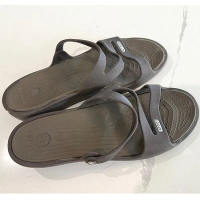 Женские босоножки Crocs Patricia на танкетке коричневые с ремешками 8 удобных шлепанцев - Изображение 1 из 4