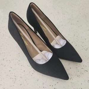 NEU Traumpaar Kucci hochhackige schwarze Damen-Pumps Größe 8,5 spitz zulaufend Büro - Bild 1 von 9