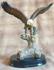Graziosa aquila di mare testa bianca atterra sul ceppo dell'albero, figura decorativa aquila, 12,5 cm - Foto 1 di 9