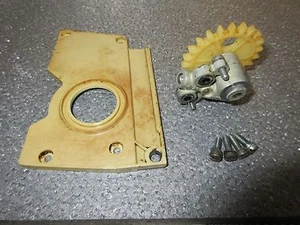 Stihl 020AV OEM Oil Pump Ass//CoverW/Screws//Great Shape!! - Bild 1 von 3