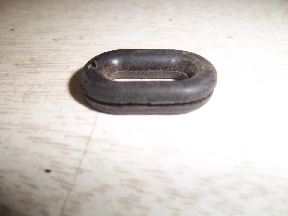 OJAL ACCESORIO PANEL LATERAL ORIGINAL HONDA CB750K CB175K CB125S- 17247-240-000 Foto 1 de 1