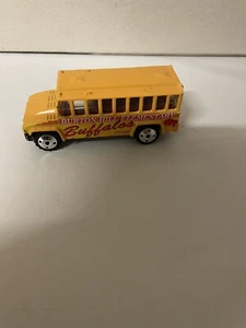 BURTON HILL ELEMENTARY SCHOOL BUS  BUFFALOS  MATCHBOX MATTEL 2000 - Picture 1 of 3